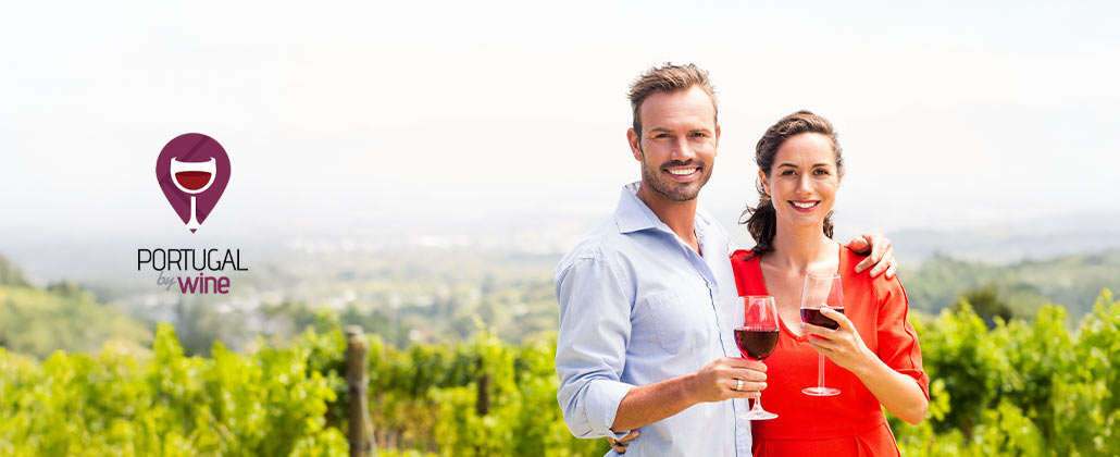 um casal a celebrar bebendo vinho